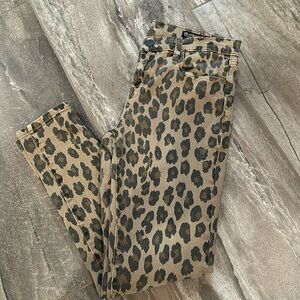 Animal print skinny jeans with stretch.